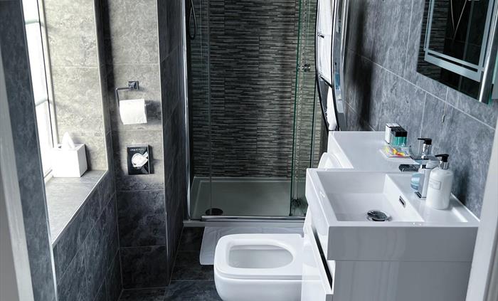 Room 7 ensuite